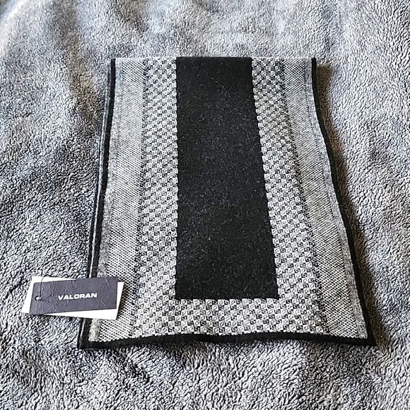 Valoran Wool Scarf ( New) - Picture 2 of 11